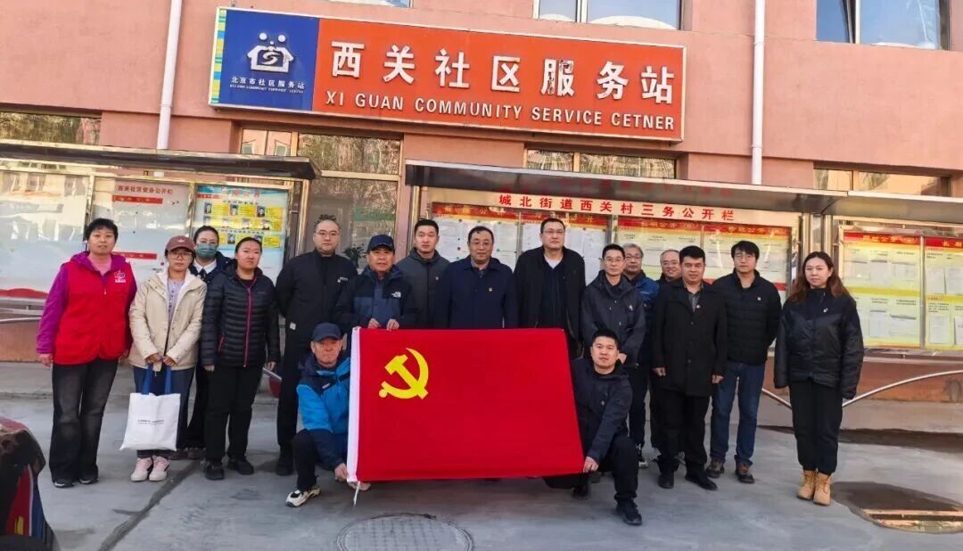 党建引领助邻行！昌水公司党支部为西关社区清扫落叶