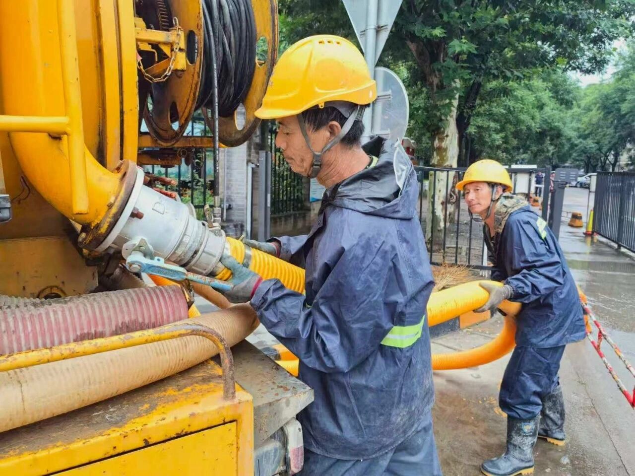 昌水公司全力开展天通苑东一、北三区积水应急处置